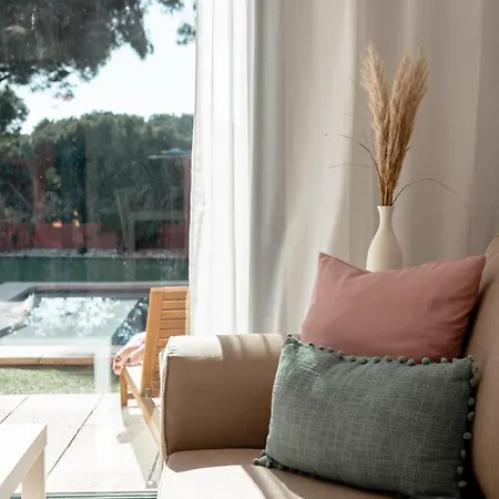 Apartment Retreat: Private Pool & Frontline Golf
