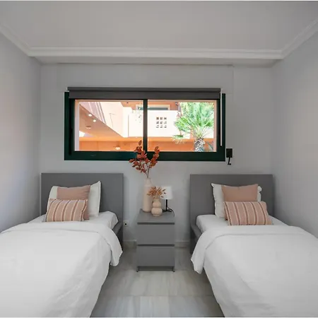 Retreat: Private Pool & Frontline Golf Apartment