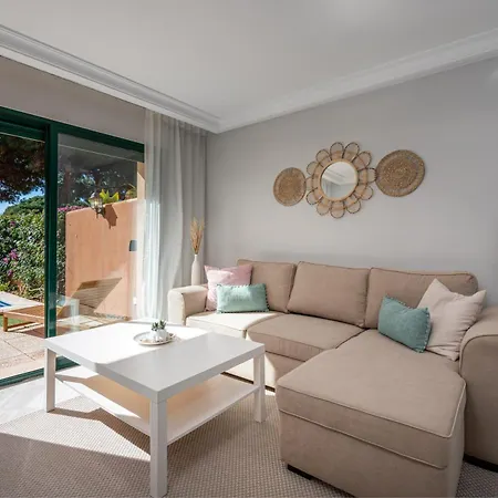 Apartment Retreat: Private Pool & Frontline Golf Marbella