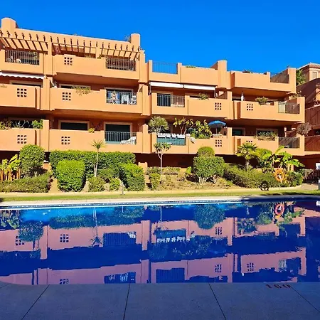 Apartment Retreat: Private Pool & Frontline Golf *