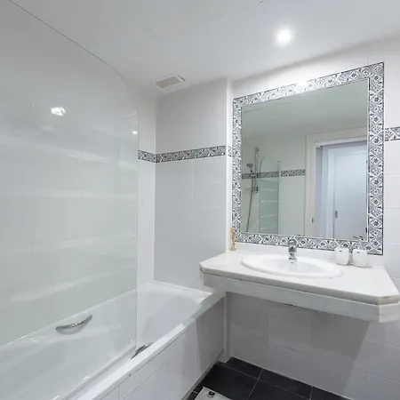 Apartment Retreat: Private Pool & Frontline Golf
