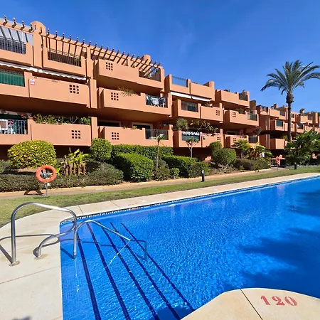 Apartment Retreat: Private Pool & Frontline Golf *